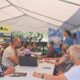 Seniori clujeni învață pictura pe sticlă cu ajutorul AI la Muzeul Etnografic