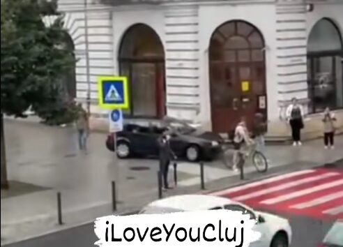 Șofer din Alba amendat la Cluj după ce a condus prin zona pietonală din Piața Unirii, punând în pericol pietonii.