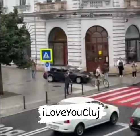 Șofer din Alba amendat la Cluj după ce a condus prin zona pietonală din Piața Unirii, punând în pericol pietonii.