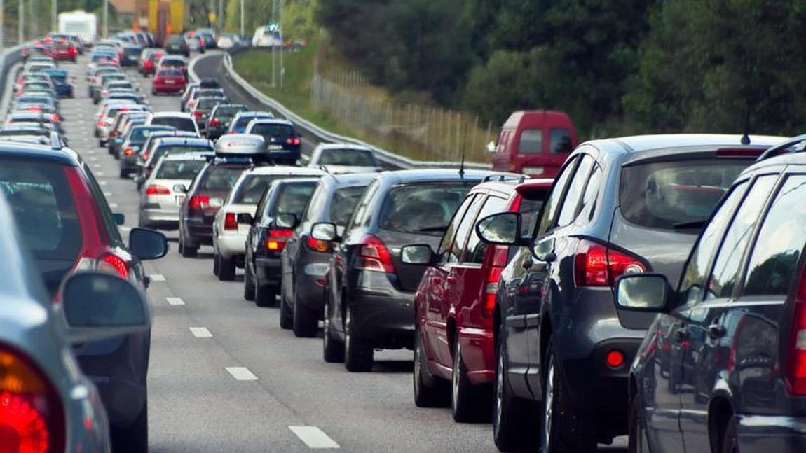 Șofer amendat pentru blocarea benzii cu verde intermitent la dreapta – Cod Rutier 2025