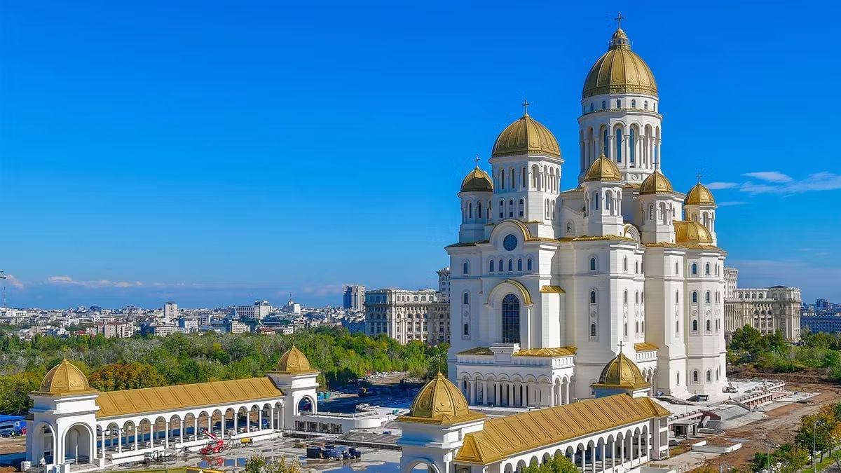 Exteriorul grandios al Catedralei Naționale, simbol al credinței și unității românești