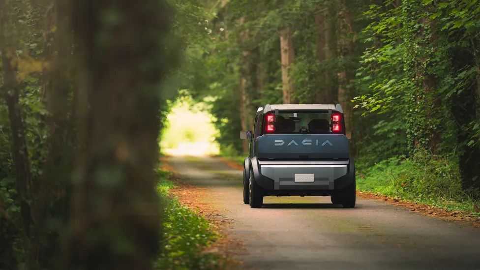 Vedere spate Dacia Hipster – mașină electrică compactă Dacia