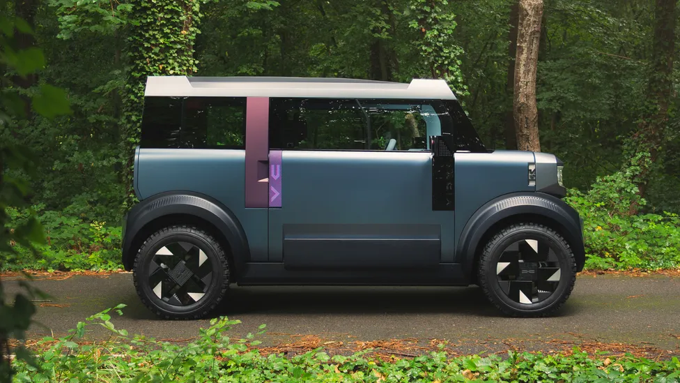 Profil lateral Dacia Hipster – mașină electrică mică pentru oraș