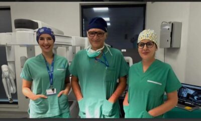 Profesorul Horace Roman, chirurg român de renume mondial, în sala de operație la Cluj-Napoca.