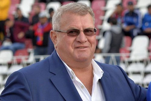 Iuliu Mureșan revine la CFR Cluj ca nou președinte al clubului din Gruia Descriere: Iuliu Mureșan, fostul conducător al echipei, revine la CFR Cluj și preia din nou funcția de președinte.