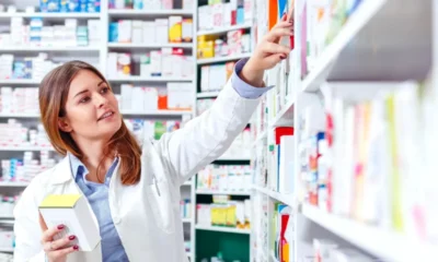 Farmaciști din Cluj discutând rezultatele unui studiu privind lipsa medicamentelor și provocările din sistemul farmaceutic din România