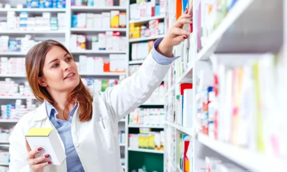 Farmaciști din Cluj discutând rezultatele unui studiu privind lipsa medicamentelor și provocările din sistemul farmaceutic din România