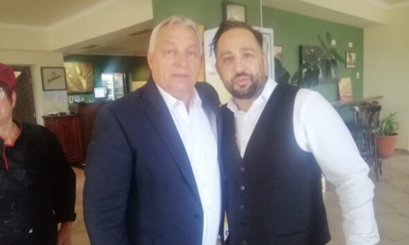 Premierul Ungariei Viktor Orban ia masa la Hanul Km 17 din Jucu, județul Cluj Descriere imagine: Viktor Orban, premierul Ungariei, servind prânzul la Hanul Km 17 din Cluj-Napoca, alături de personalul restaurantului.