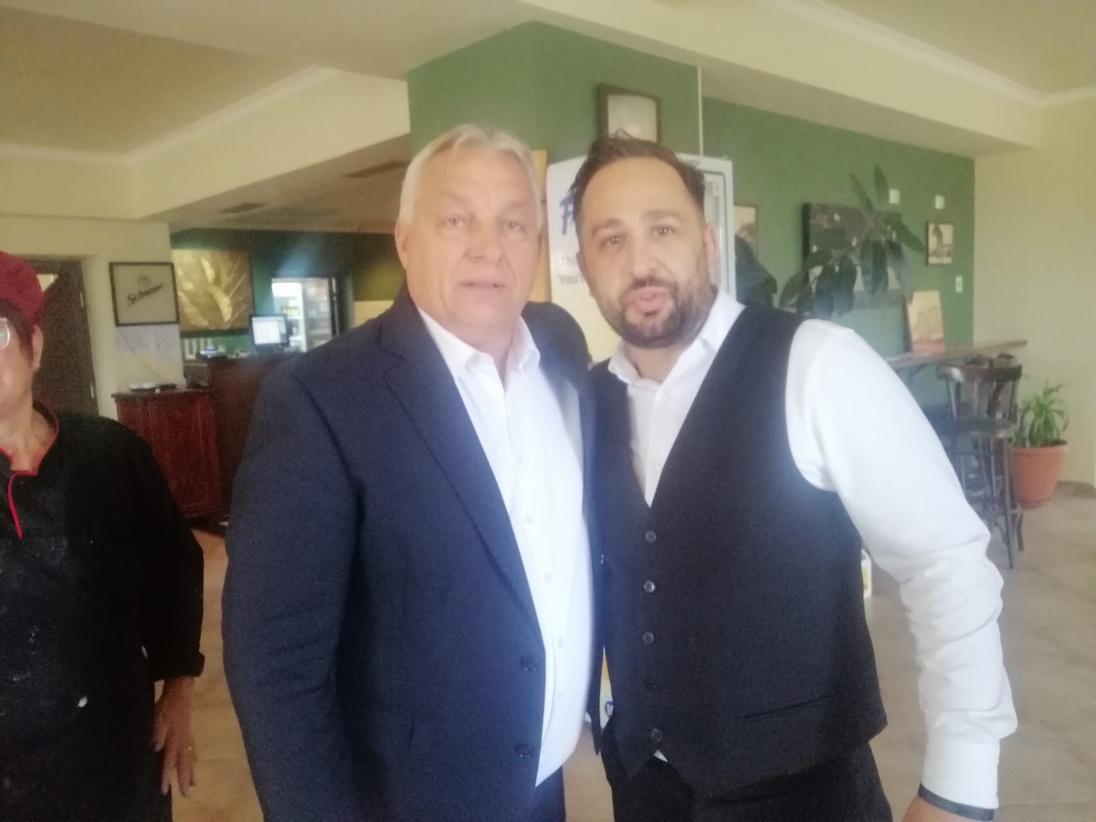 Premierul Ungariei Viktor Orban ia masa la Hanul Km 17 din Jucu, județul Cluj Descriere imagine: Viktor Orban, premierul Ungariei, servind prânzul la Hanul Km 17 din Cluj-Napoca, alături de personalul restaurantului.