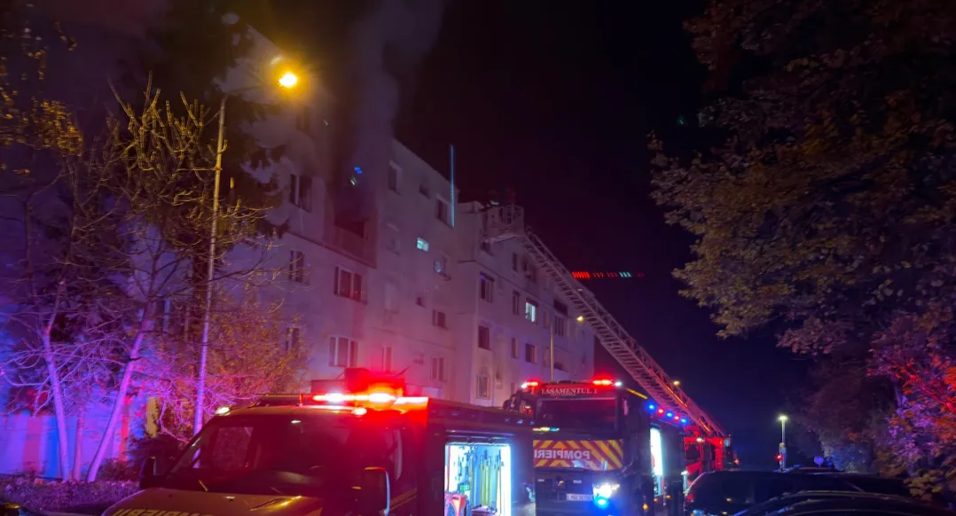 Pompieri intervin la un incendiu izbucnit într-un apartament din Cluj-Napoca