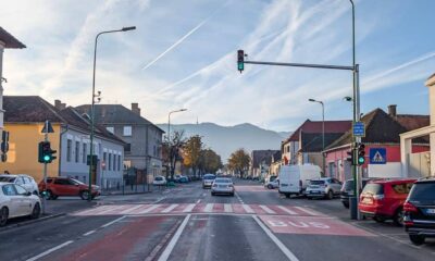 Semafoare inteligente cu radar montate la Brașov care comută automat pe roșu când detectează vitezomanii