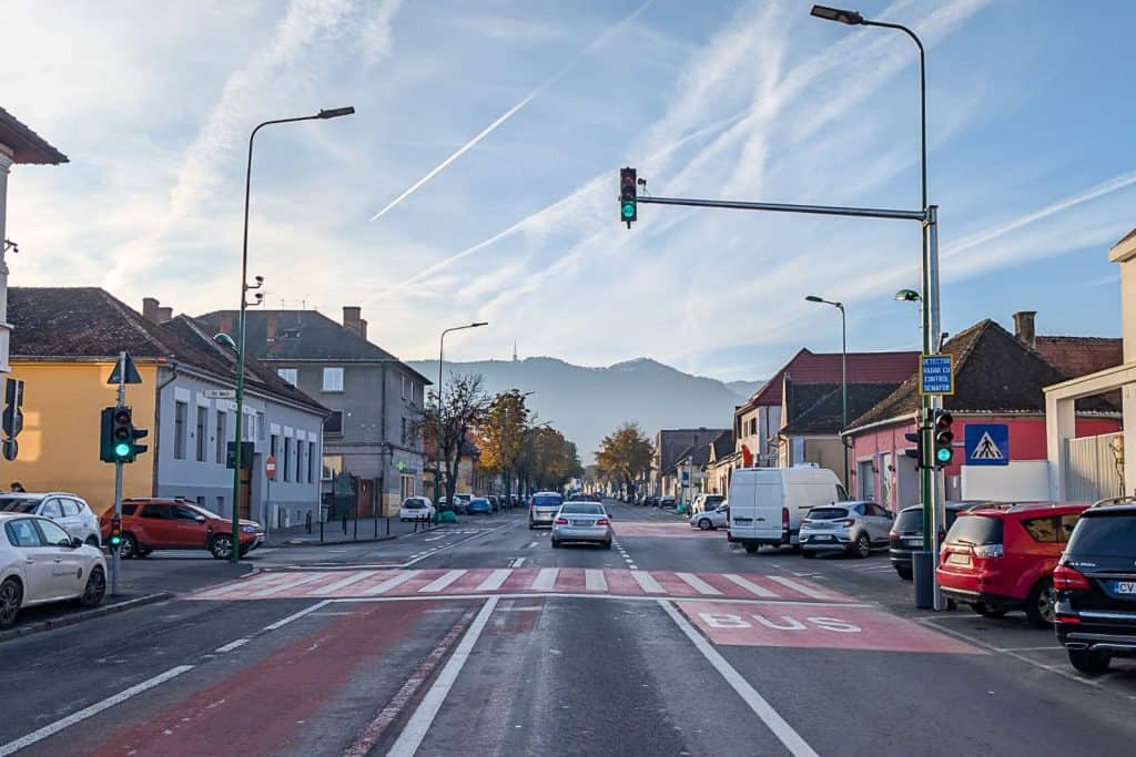 Semafoare inteligente cu radar montate la Brașov care comută automat pe roșu când detectează vitezomanii